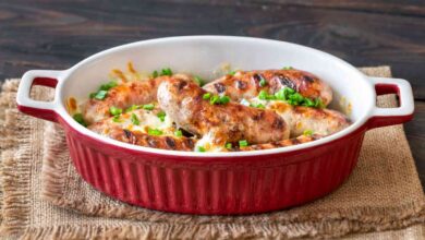 Chicken-and-orzo-bake-with-tomatoes-garlic-and-herbs-in-a-baking-dish